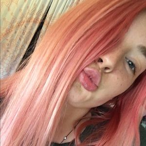 Meet your Posher, Lora